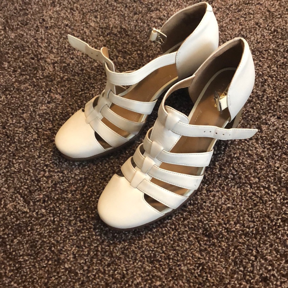 Adorable cream colored pumps
